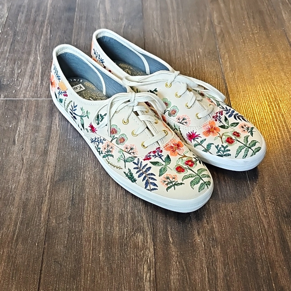 Keds excellent condition cream white lace up canvas floral embroidered sneaker